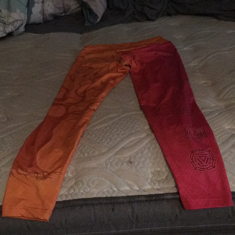 Strong by design orange and pink-red leggings with pattern